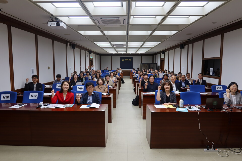 ‘멸균팩 자원순환 활성화 방안 토론회’ 참가자들. 정부·기업·시민사회 관계자들이 참여해 제도 개선 방안을 논의했다. [사진 숲과나눔]
