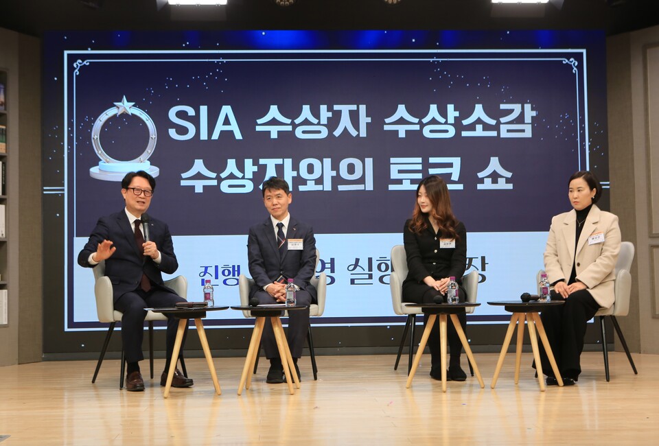 '2026 소셜임팩트어워드' 수상자들과의 토크쇼가 진행되고 있다. (왼쪽부터)김도영 SIA실행위원장, 심명수 금융투자협회 사회공헌팀장, 김하연 나눔비타민 대표, 배보은 킹메이커 대표. 